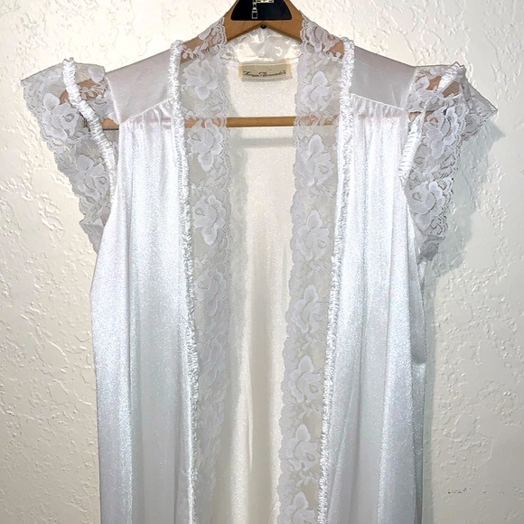 White 70’s Vintage Maxi Open Flutter Cap Sleeve Robe - Picture 1 of 8